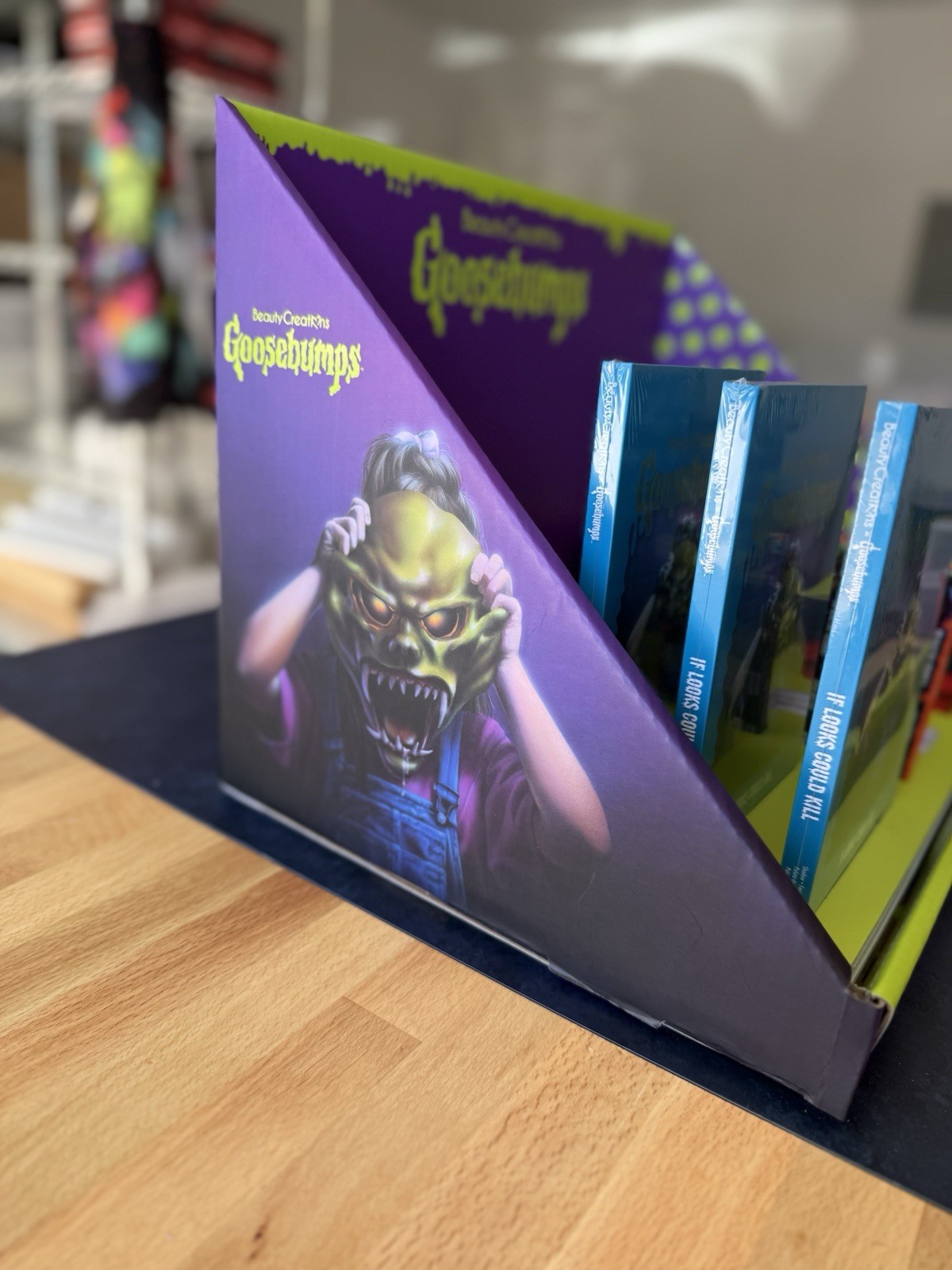 Beauty Creations – Goosebumps Shelf Display With Makeup
