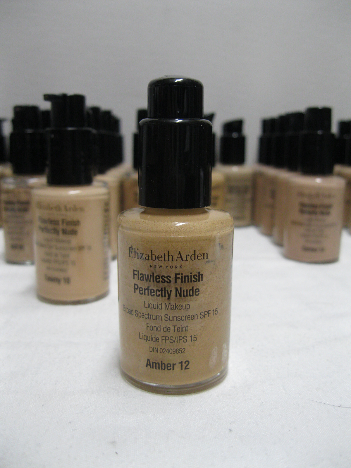 Elizabeth Arden Flawless finish Perfectly Nude Liquid Make-up SPF 15 (17 shades)
