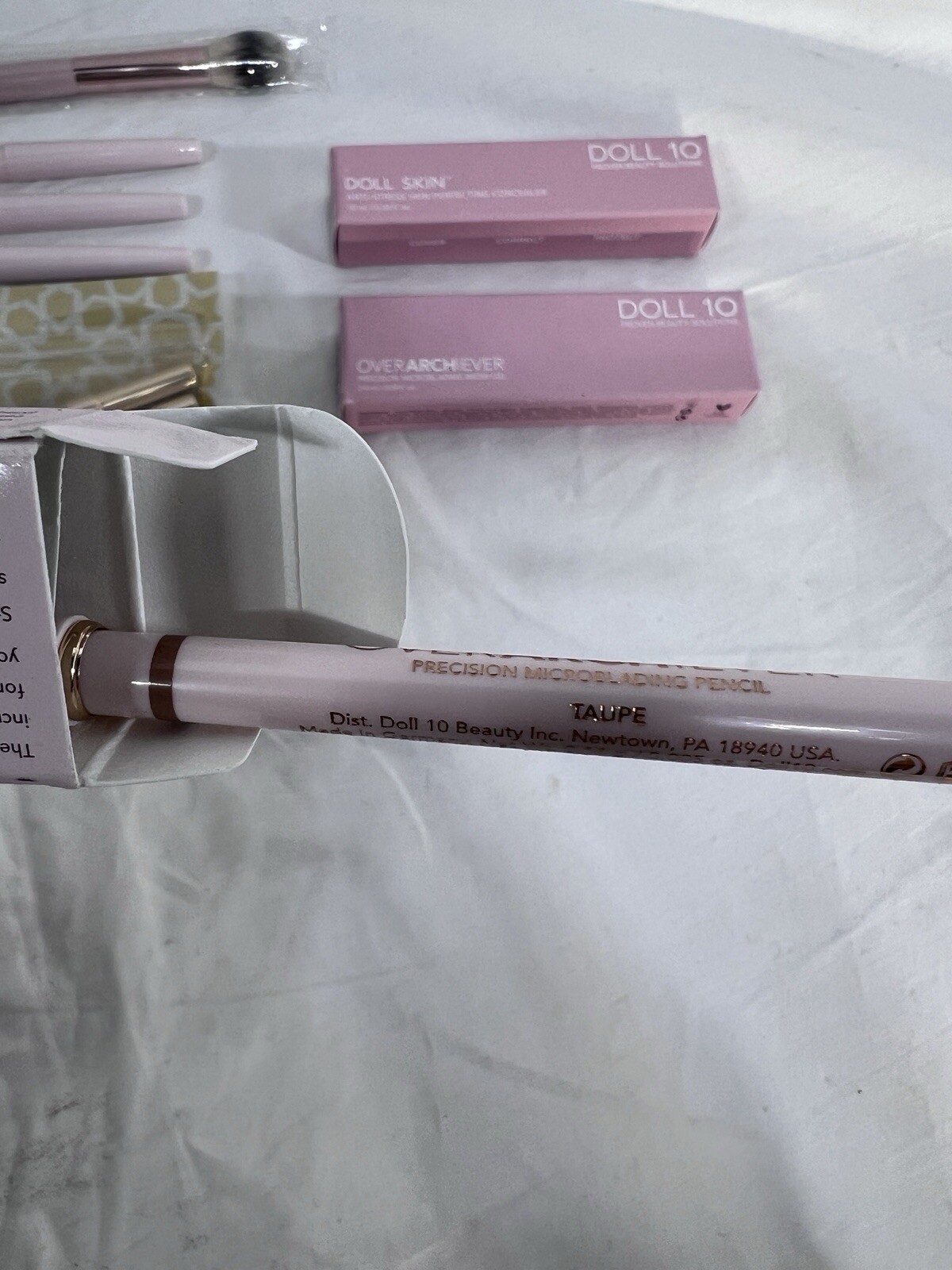 Lot Of Doll 10 Makeup: Brow Pencil , Overarchiever, Anti Stress Cream, Eyeliner