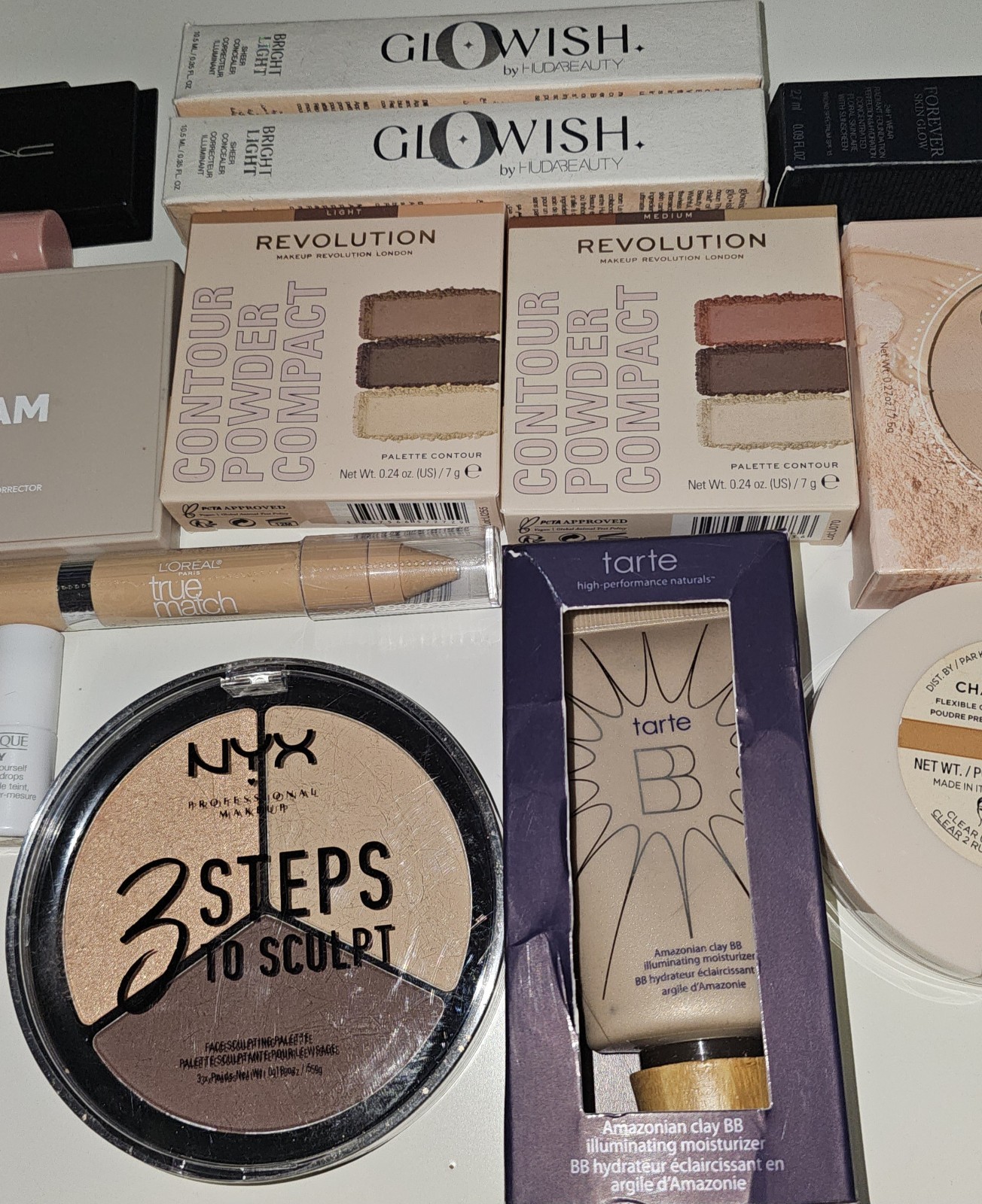 21 Piece Lot / Bundle Light / Medium / Netural Foundation, Concealer, Contour