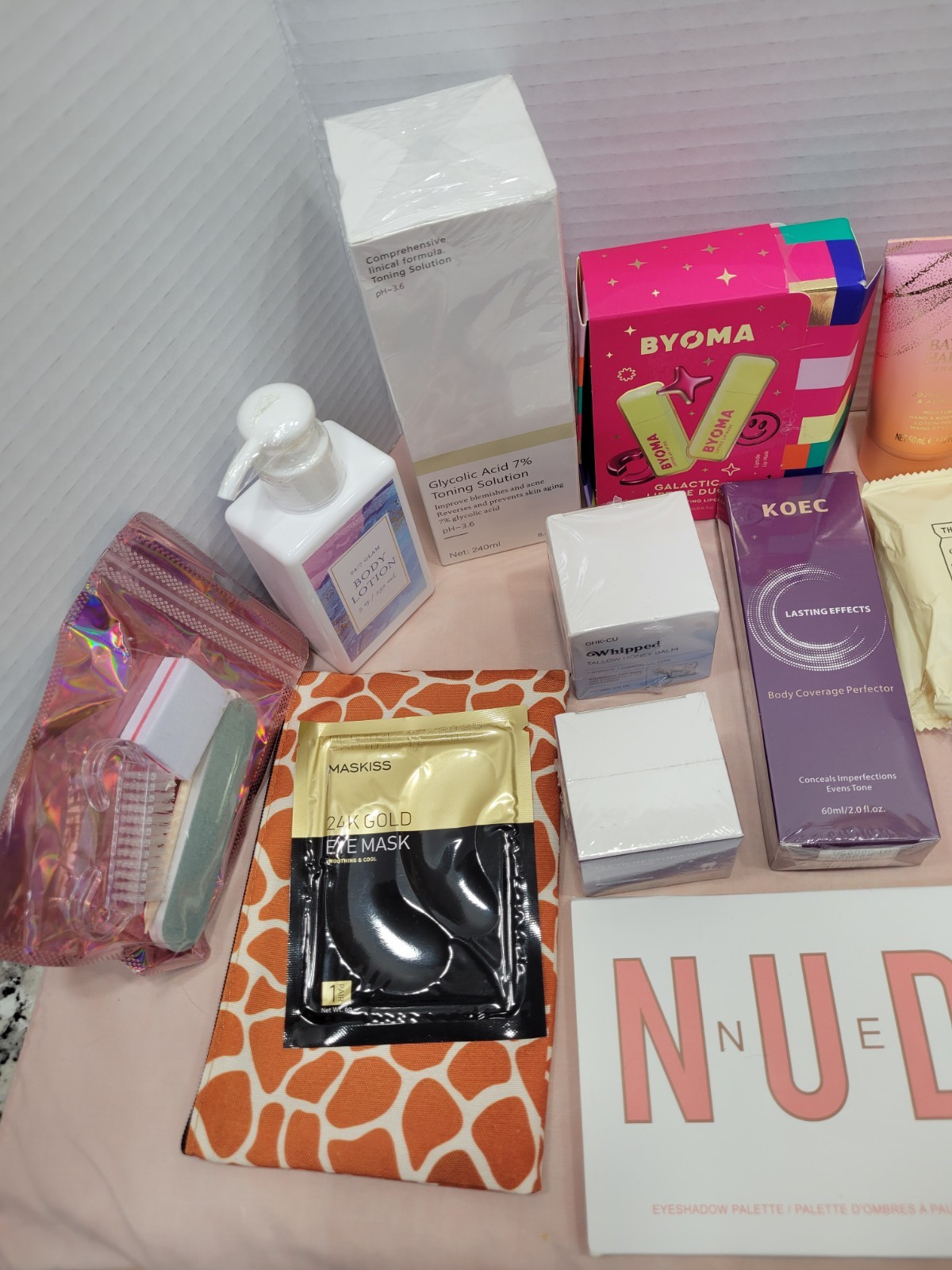 Skin Care & Makeup 25 Piece Beauty Lot (H)