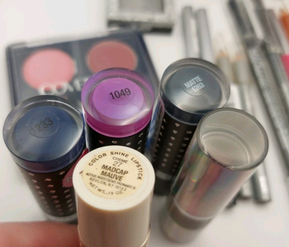30 Piece Mixed Makeup & Personal Care Bundle – New