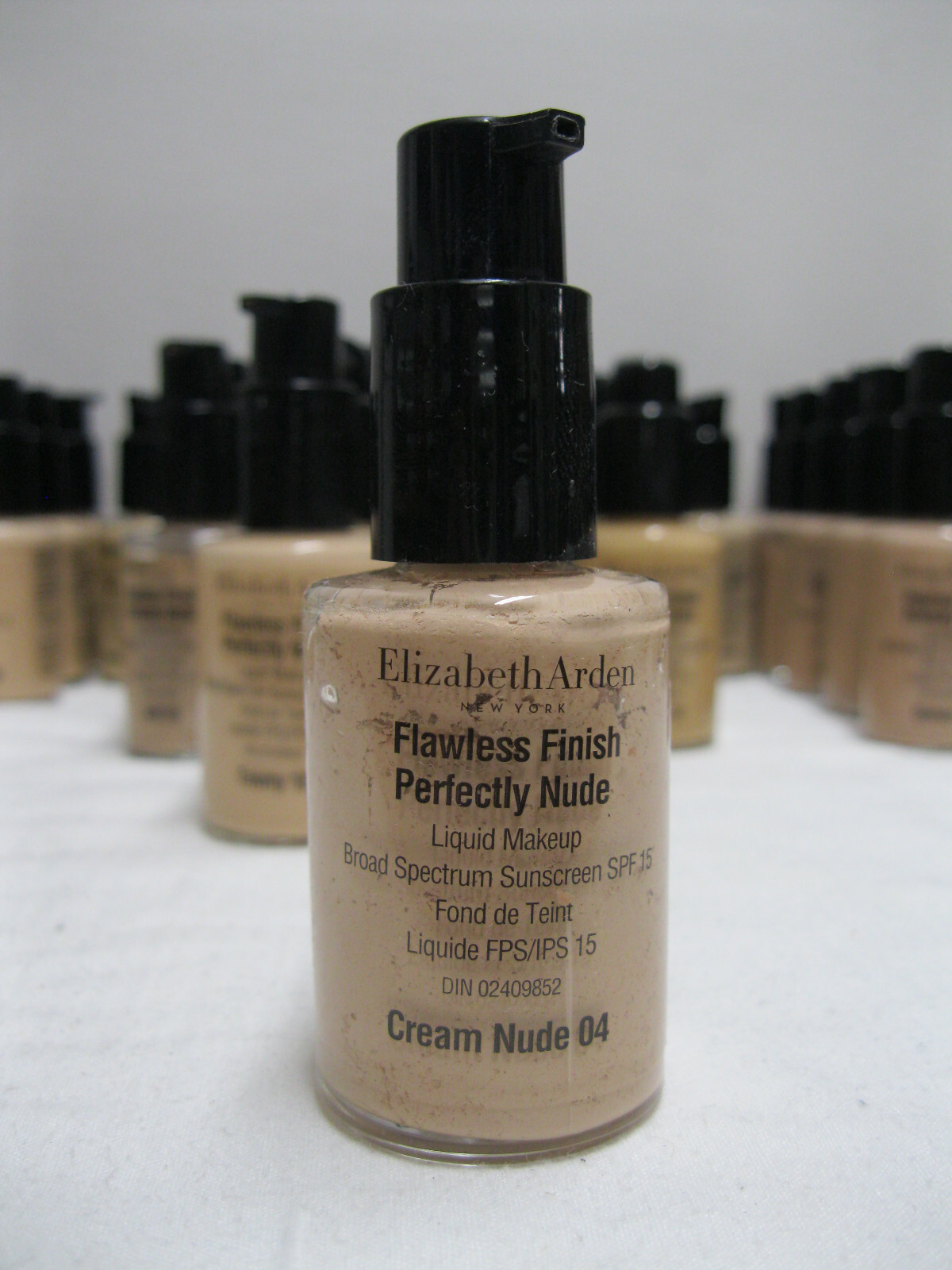 Elizabeth Arden Flawless finish Perfectly Nude Liquid Make-up SPF 15 (17 shades)