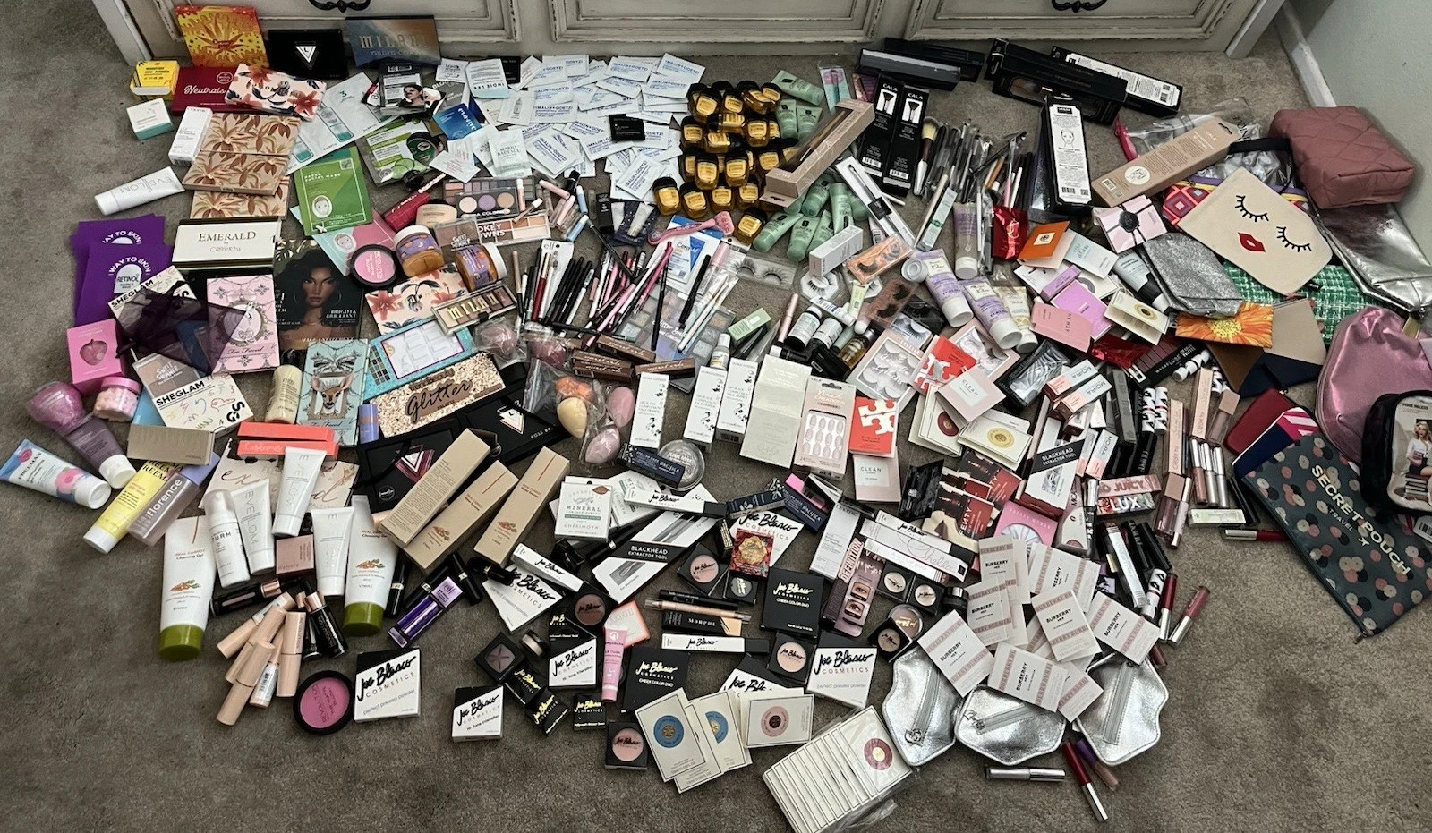 50 Pc Mixed Makeup Lot Full‑Size Eyeshadow Palettes Hair Skin Makeup Lip Blush