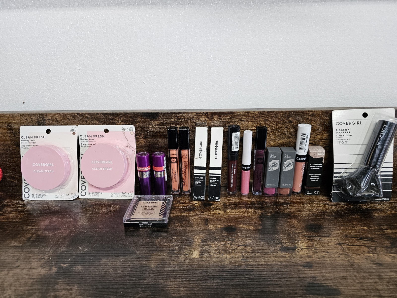 Covergirl Makeup- Lot of 17 Pieces Pressed Powder, Lipstick See Pics