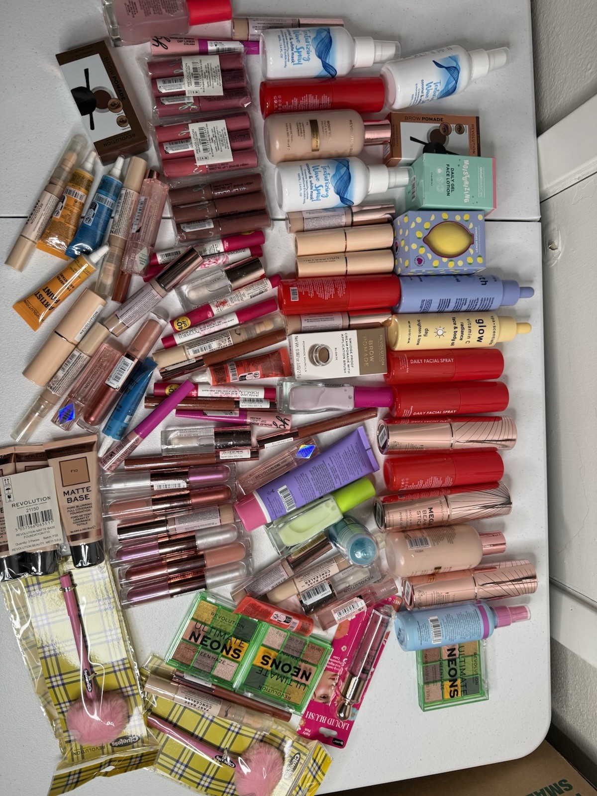 makeup box sorted (100) mixed box with 80% revolution makeup