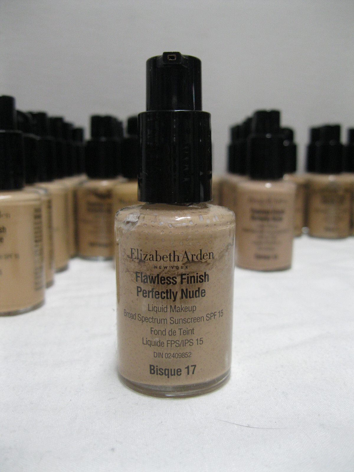 Elizabeth Arden Flawless finish Perfectly Nude Liquid Make-up SPF 15 (17 shades)