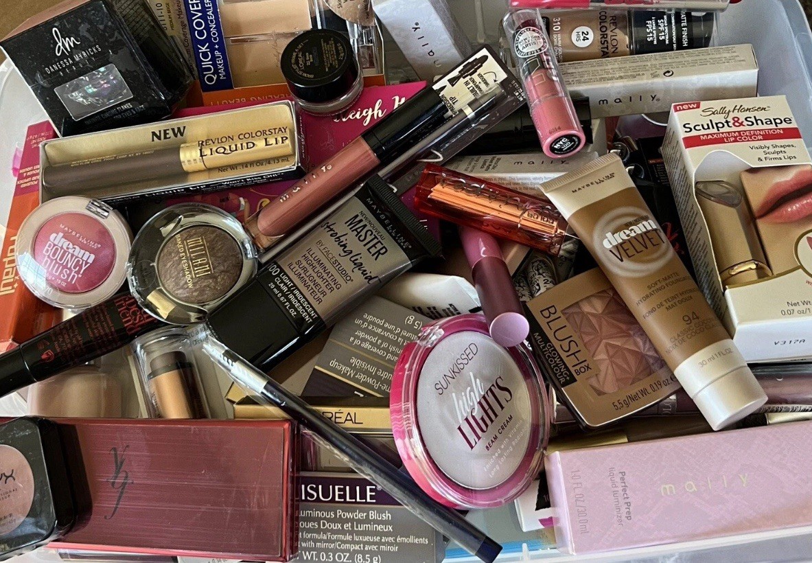 Lot Of 25 Discontinued Makeup Revlon, Maybelline, Mally, Loreal, Jay Manual Ect.