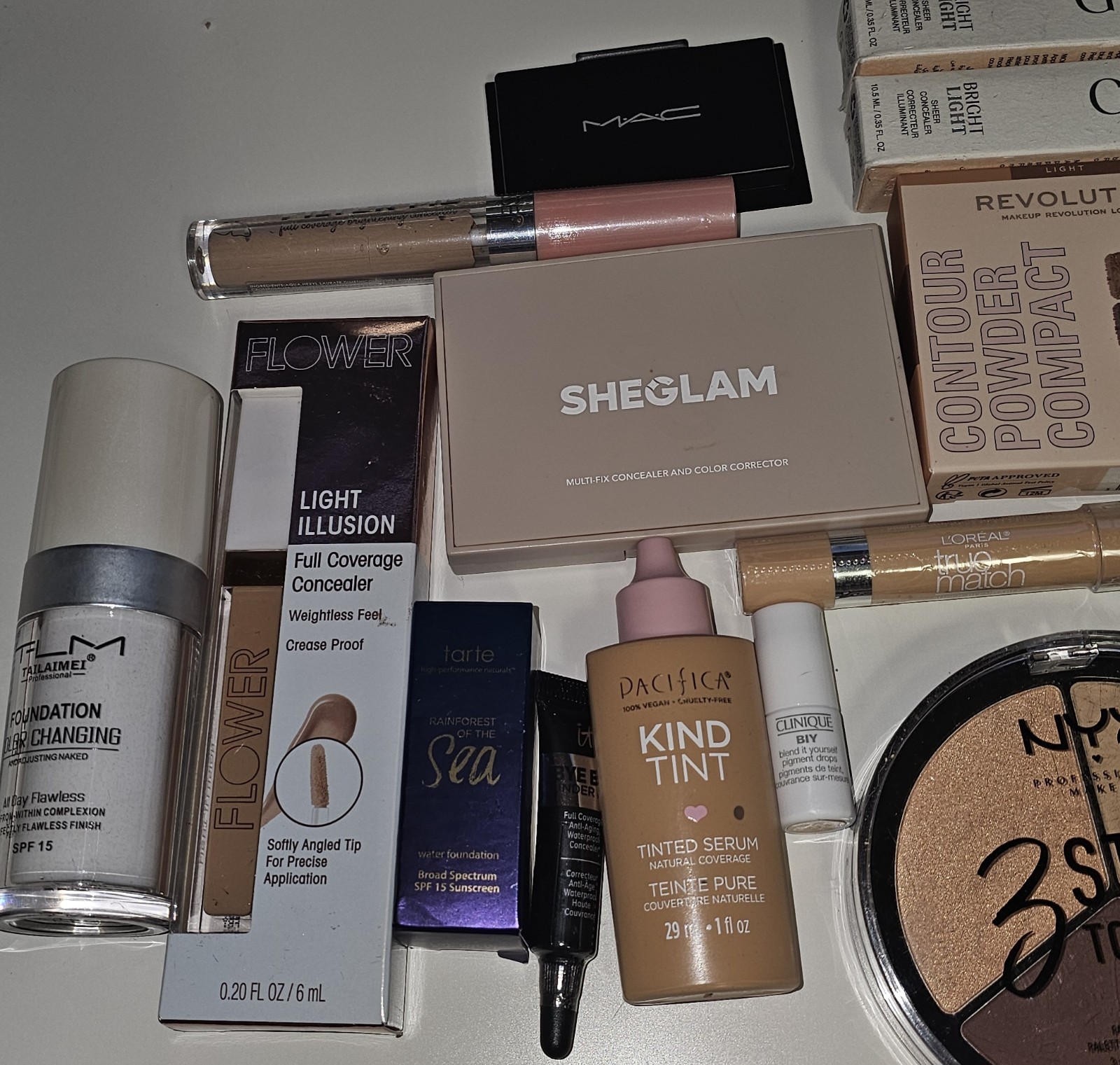 21 Piece Lot / Bundle Light / Medium / Netural Foundation, Concealer, Contour
