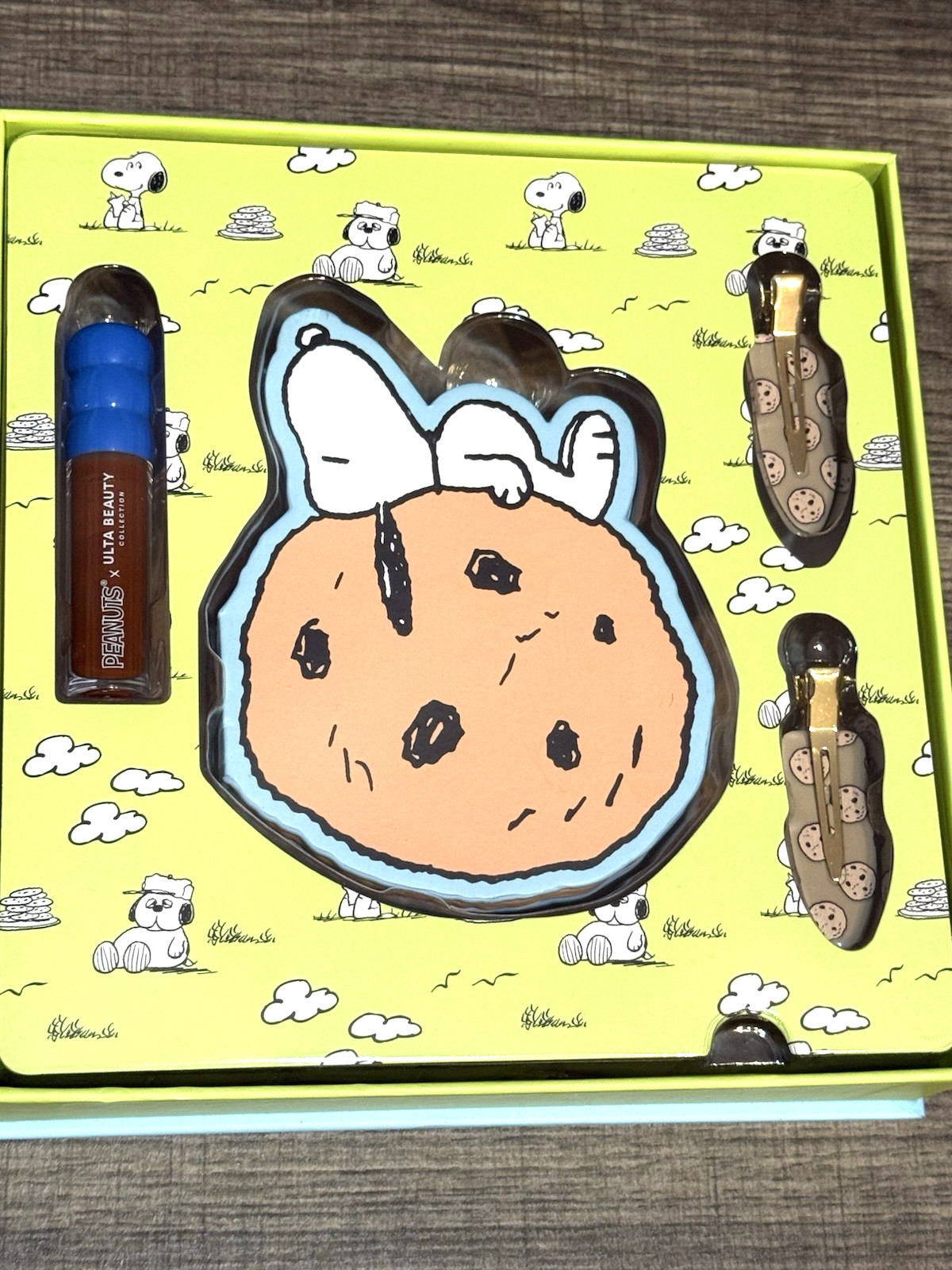 Ulta Beauty Collection x Peanuts A LITTLE SOMETHING SWEET 4 Piece Beauty Vault