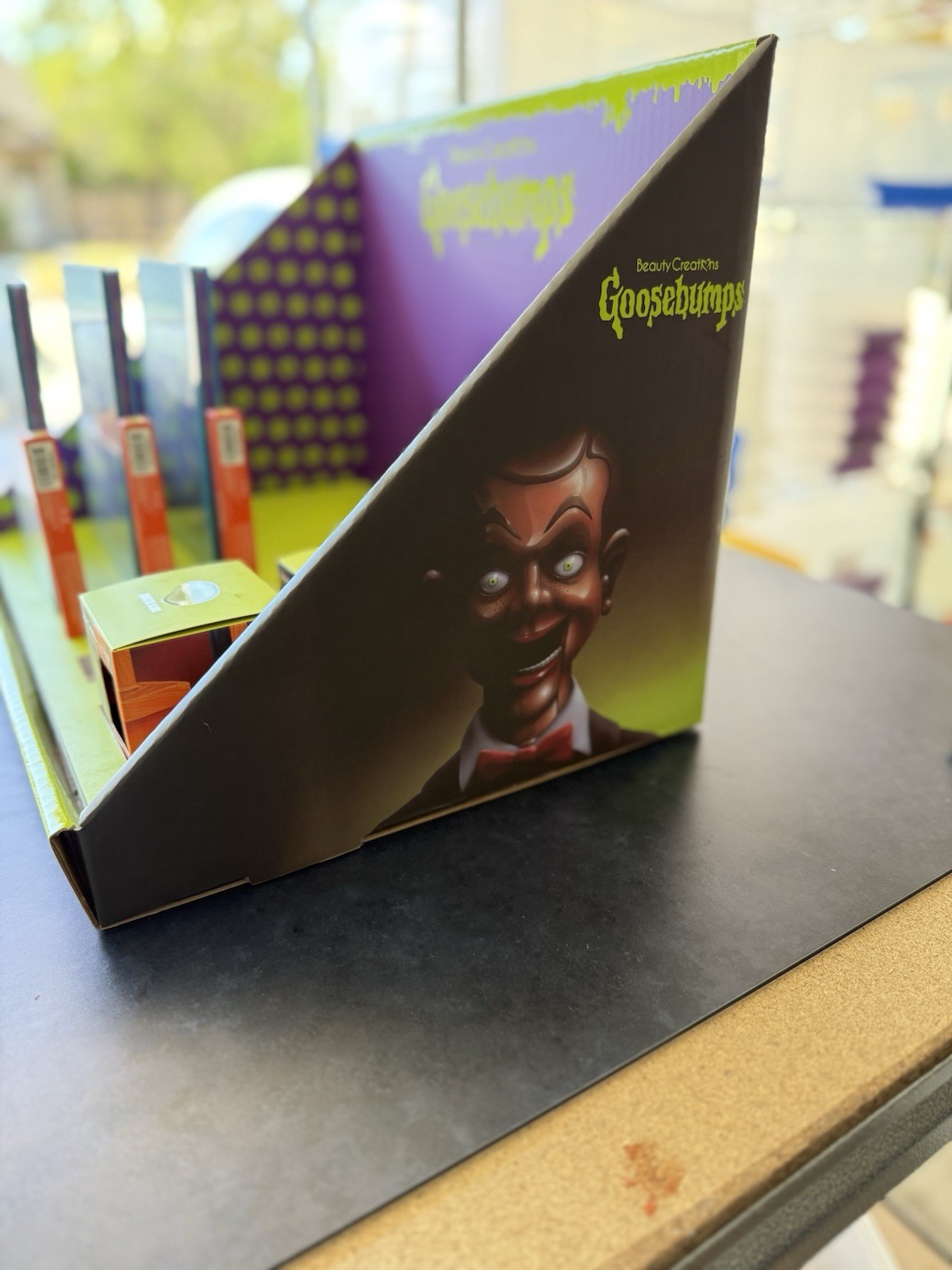 Beauty Creations – Goosebumps Shelf Display With Makeup