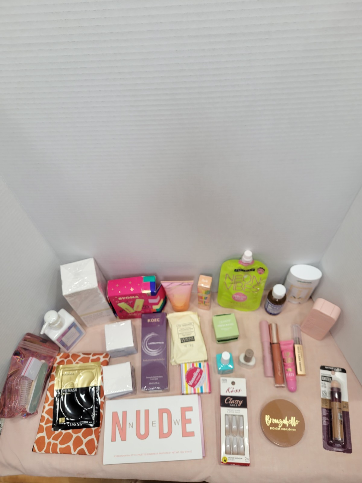 Skin Care & Makeup 25 Piece Beauty Lot (H)