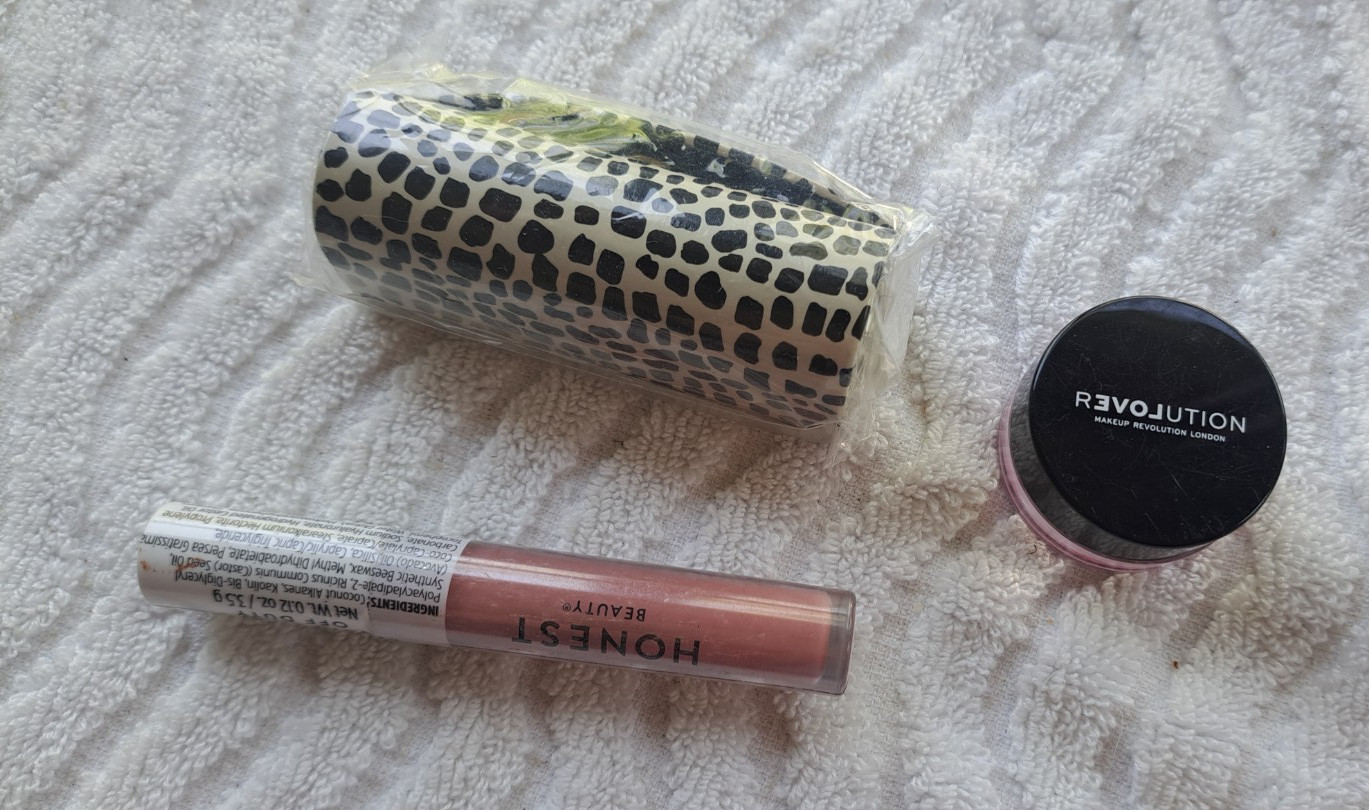 Makeup Lot: Estee Lauder, Wet N Wild , ReVolution, Plus Pre-owned brushes