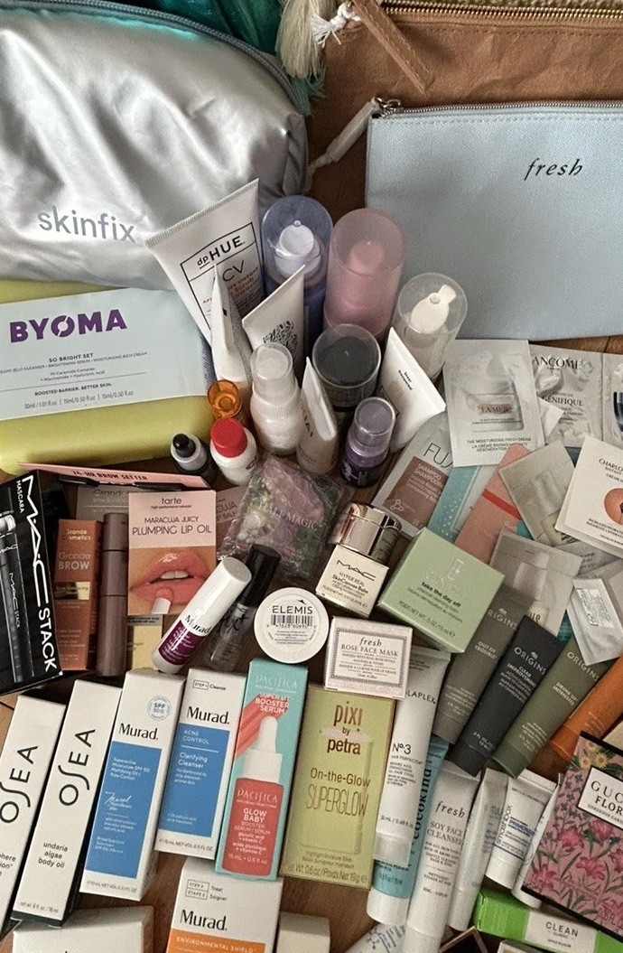 Mixed Lot of 18 Deluxe Travel Skincare Makeup Hair w/ Makeup Bag (DESCRIPTION)