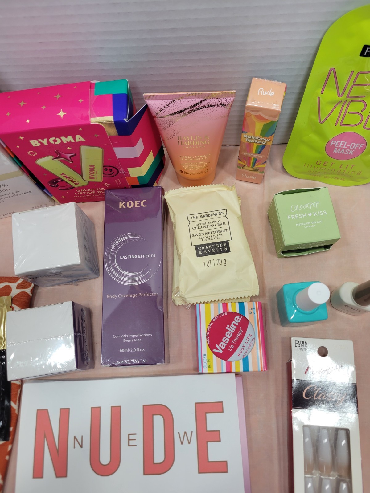 Skin Care & Makeup 25 Piece Beauty Lot (H)