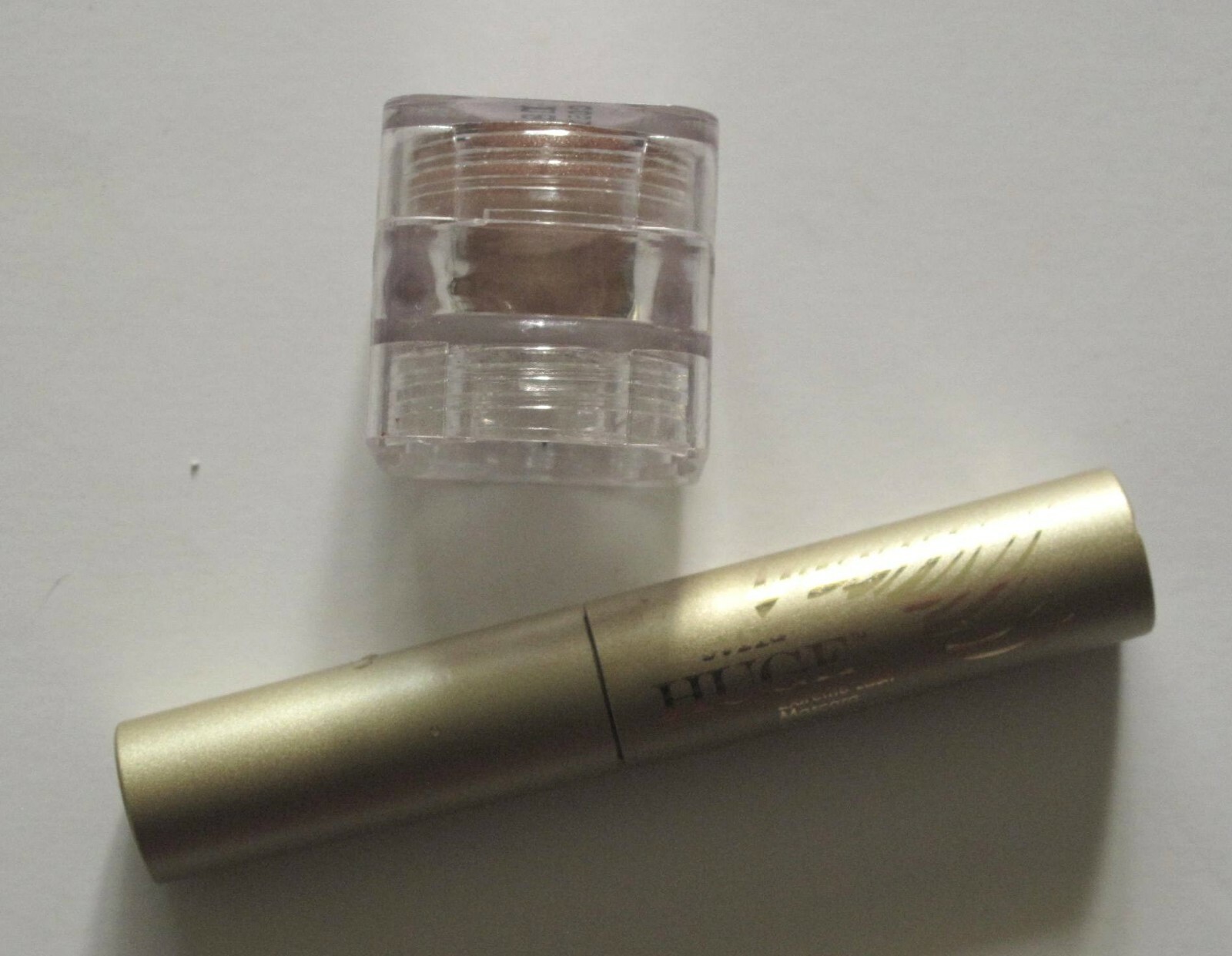 Naked Cosmetics Eyeshadow Nat. Nude & Stila Huge Extreme Lash Mascara Bundle Bl