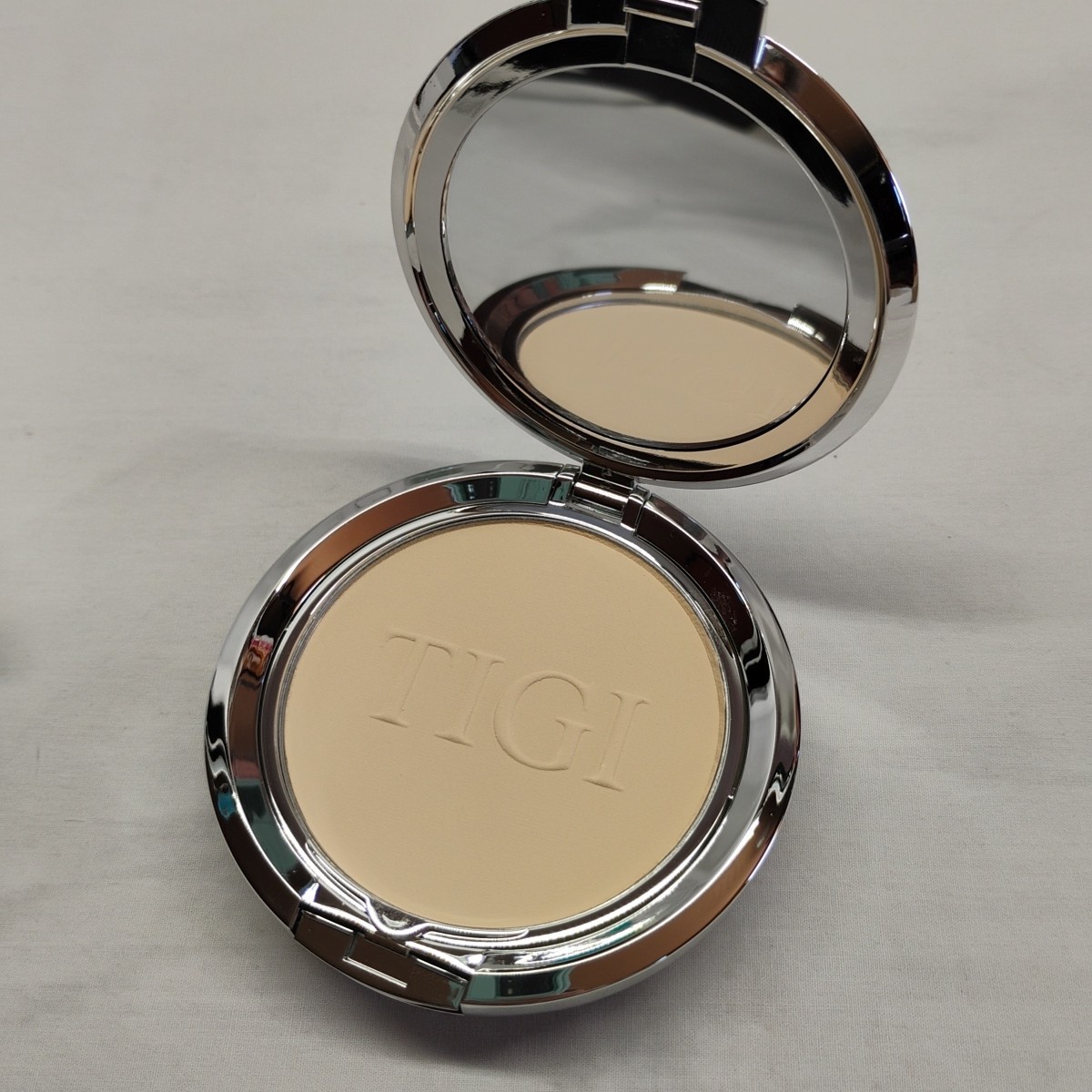Tigi Professional Cosmetics 5pc Lot Eye Maker Up Remover Foundation Eye Shadow