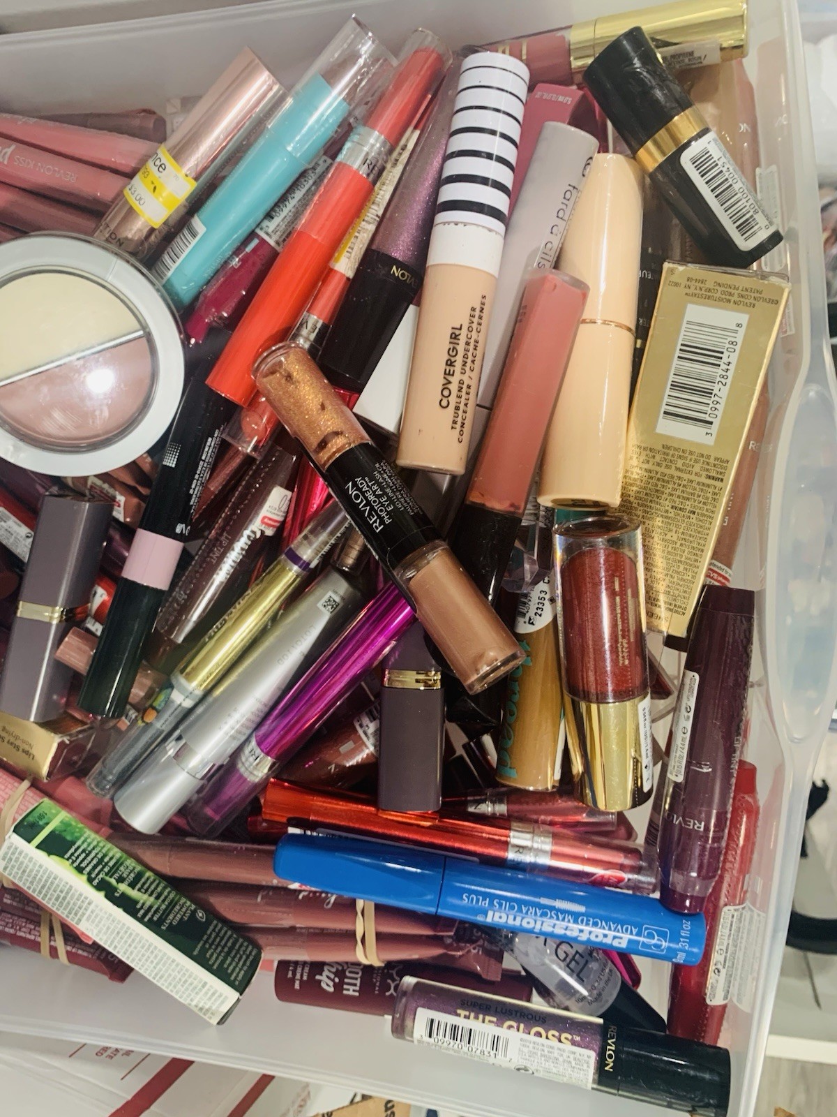 25 Piece Name Brand Mixed Makeup Wholesale CoverGirl, Maybelline, L’Oreal, Etc