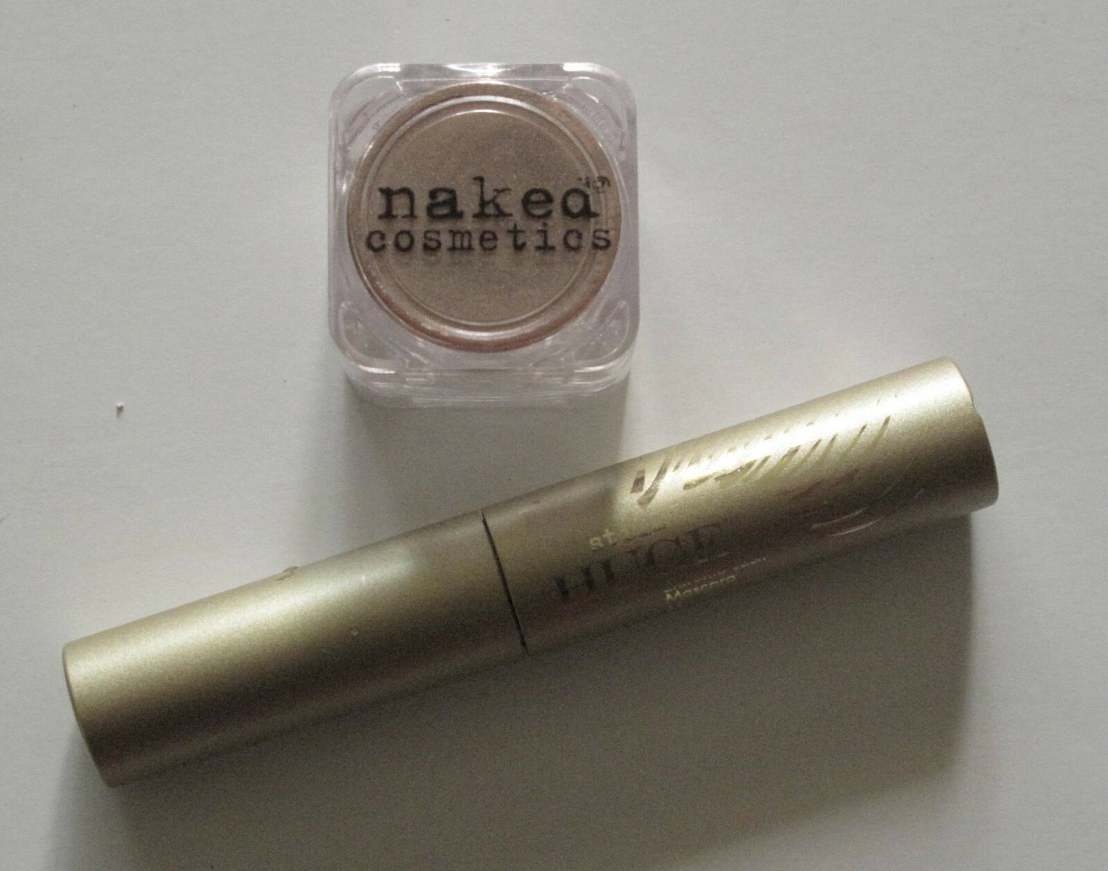 Naked Cosmetics Eyeshadow Nat. Nude & Stila Huge Extreme Lash Mascara Bundle Bl